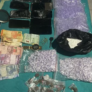 PM liberta reféns, prende suspeitos e apreende drogas em Paripe