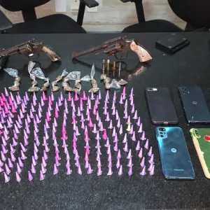 PC e PM apreendem armas e drogas pertencentes a grupo criminoso com atuação em Eunápolis