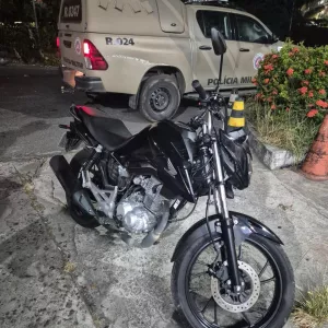 PM recupera motocicleta com restrição de roubo em Pirajá