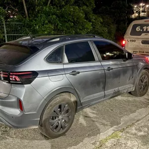 PM prende suspeito com mandado em aberto e recupera carro em Itapuã