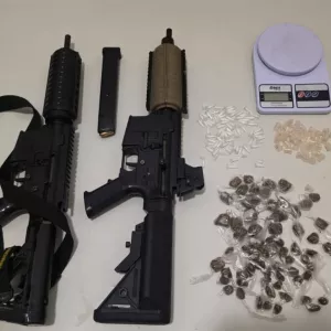 PM apreende armas e droga em São Cristóvão