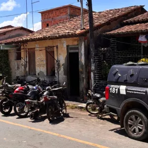 Dois homens são presos por adulteração de identificador de veículo automotor e posse irregular de arma de fogo em Santo Amaro