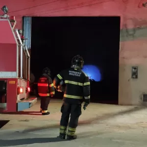 Bombeiros do 17º BBM combatem incêndio em galpão de pneus em Barreiras