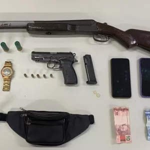PM prende armas de fogo, dinheiro e drogas em Cassange