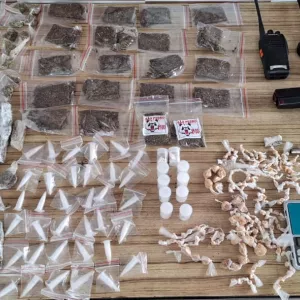 PM apreende porções de drogas e arma de fogo em Itabuna