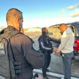 Chega a Salvador casal líder de facção capturado pela Polícia da Bahia na Bolívia