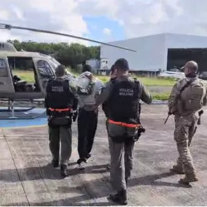 GRAER da PM transporta para Presídio de Segurança Máxima líder de facção preso na Bolívia 