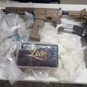 Arma e drogas são apreendidas pela PM no Arraial do Retiro