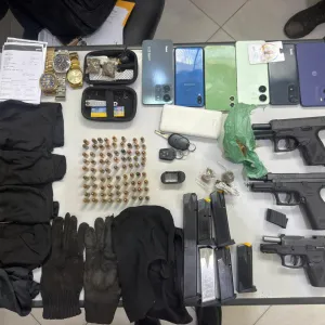 PM apreende armas, carregadores, munições e drogas com suspeitos em Castro Alves