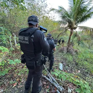 Criminoso, que possuía dois mandados de prisão, foi capturado na tarde desta quarta-feira (14), na cidade baiana de Governador Mangabeira.