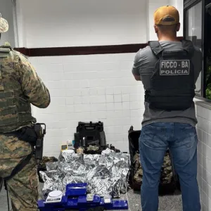 FICCO Bahia e CIPE LESTE interceptam em Feira faccionada com arma, farta munição de fuzil e drogas 