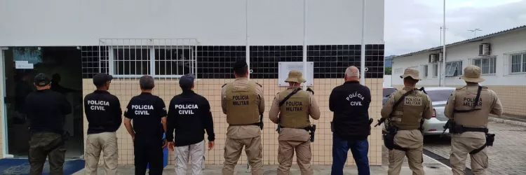 Policiais civis e militares estão de costas