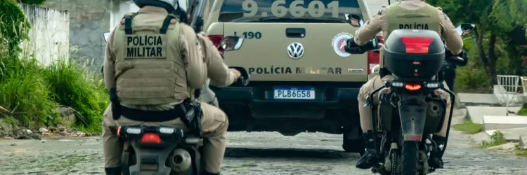 A imagem traz policiais de motocicletas e uma viatura a frente