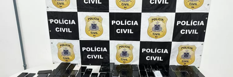 Aparelhos eletrônicos apreendidos são exibidos