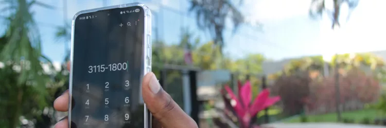 A imagem mostra um servdior segurando um elualr com o número da Central