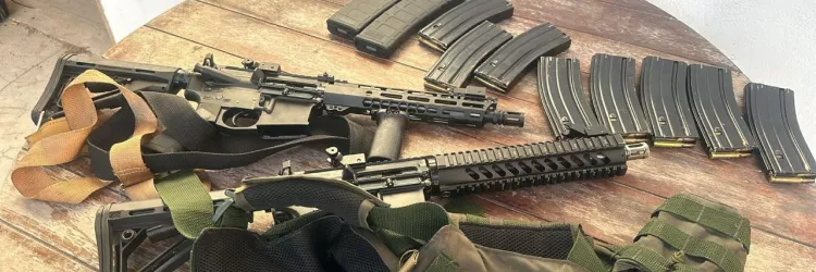 Os fuzis estão sobre uma mesa com os carregadores