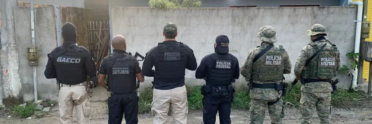 policiais das polícias Militar, Civil, Federal e do Ministério Público estão enfileirados de costas