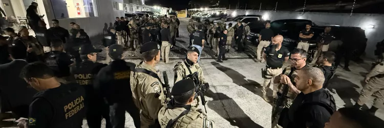 Materiais foram localizados em imóveis utilizados por integrantes de uma facção envolvida com tráficos de drogas e armas.