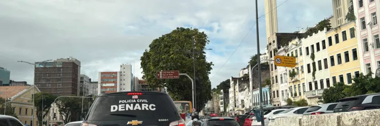 Viaturas da PC passam em frente ao Elevador Lacerda