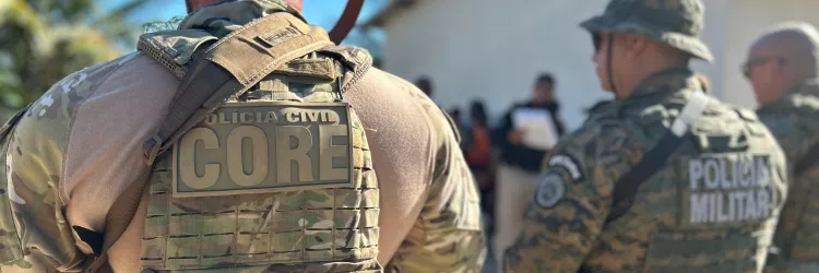 Policiais enfileirados de cosats