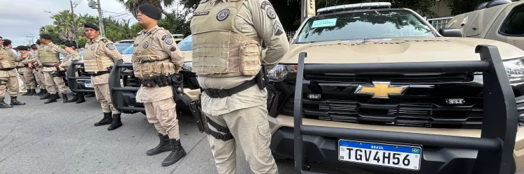 Autoridades estão em frente aos veículos novos