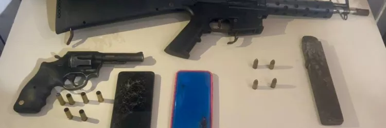 As armas apreendidas estão sobre uma mesa