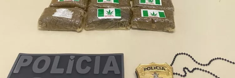 O material apreendido está sobre uma mesa