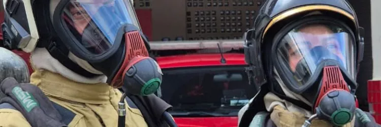 Pai bombeiro vivencia combate ao lado da filha que decidiu seguir a mesma carreira