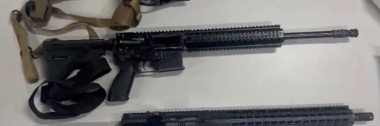 Fuzis apreendidos são exibidos 