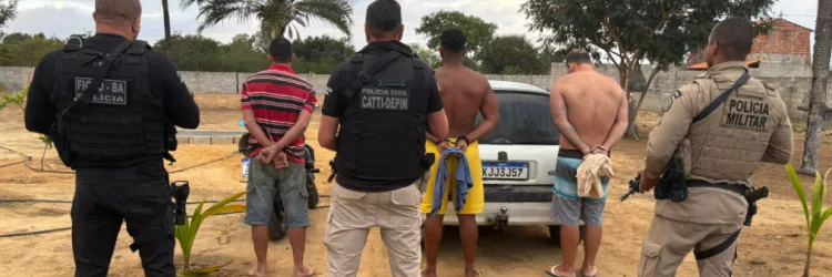 Presos e policiais aparecem na foto