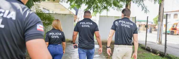 Policiais civis estão de costas