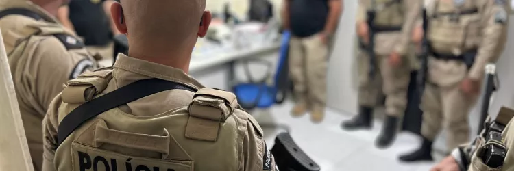 Policiais se reúnem durante as ações