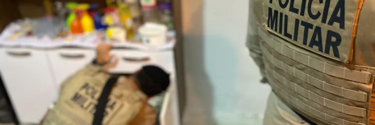 PMs fazem buscas em uma residência