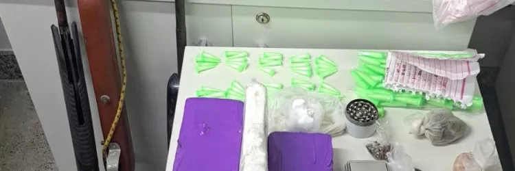 FICCO Ilhéus, PM e PC apreendem submetralhadoras, espingardas, pistola, revólver e drogas com integrantes de facção 