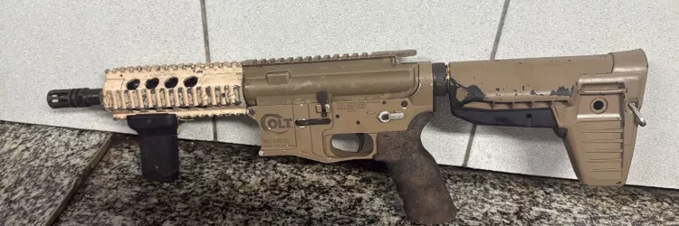 Fuzil apreendido é exibido