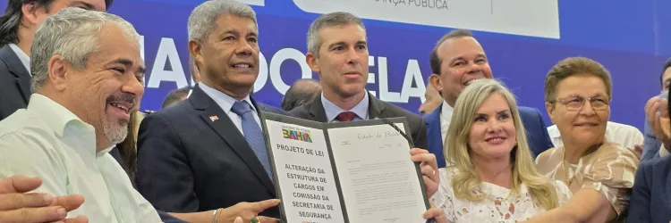 Autoridades seguram o documento assinado