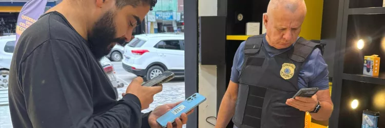 Policiais investigam os aparelhos eletrônicos