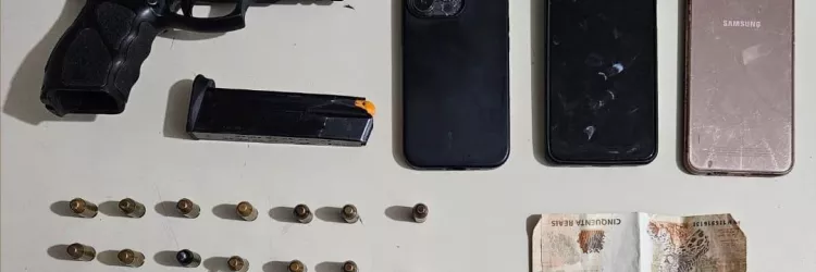 Arma e celualres apreendidos são exibidos