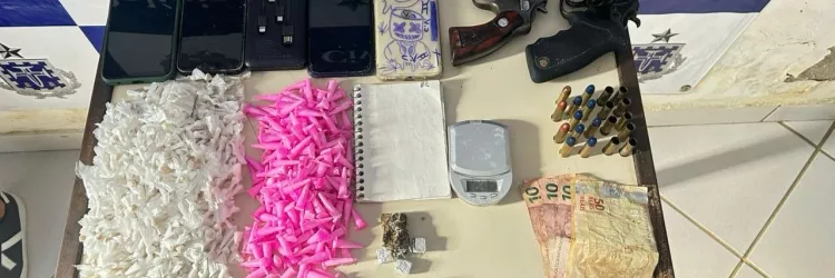 Armas e munições apreendidas estão sobre uma mesa