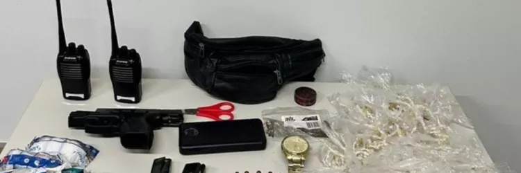 Materiais apreendidos são exibidos