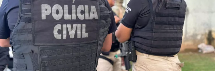 Policiais civis estão de costas