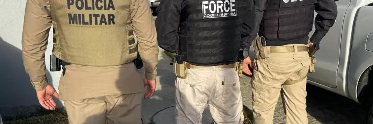 Autoridades posam durante operação