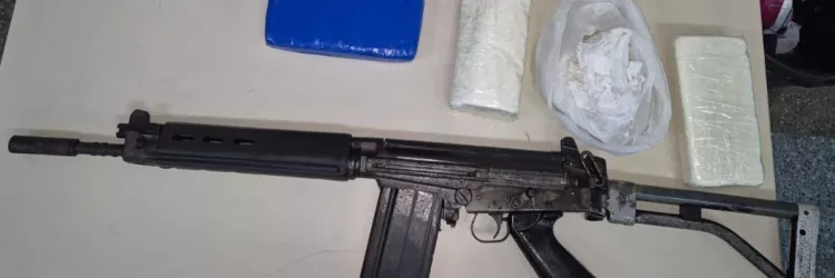 Fuzil apreendido é exibido