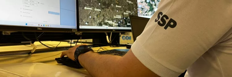 Autoridade manuseia um computador