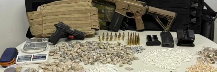 Fuzil e todo material apreendido são exibidos