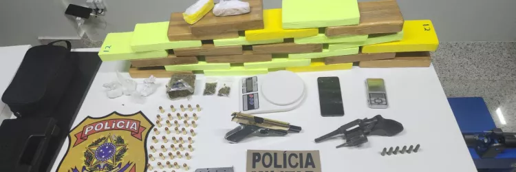 Armas e drogas estão sobre a mesa