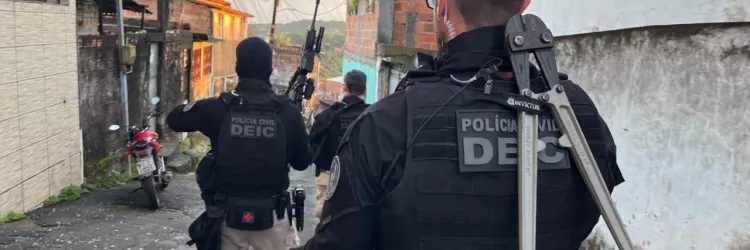 Policiais civis estão de costas