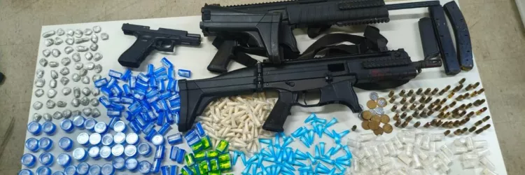 Materiais apreendidos são exibidos