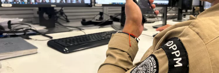 Autoridade manuseia o Reconhecimento Facial