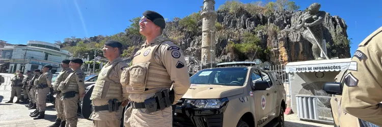 Militares estão em frente aos veículos novos